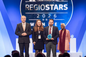 Vier Menschen vor einer Blauen Wand mit dem weißen Schriftzug "Regiostars 2026: WINNER"